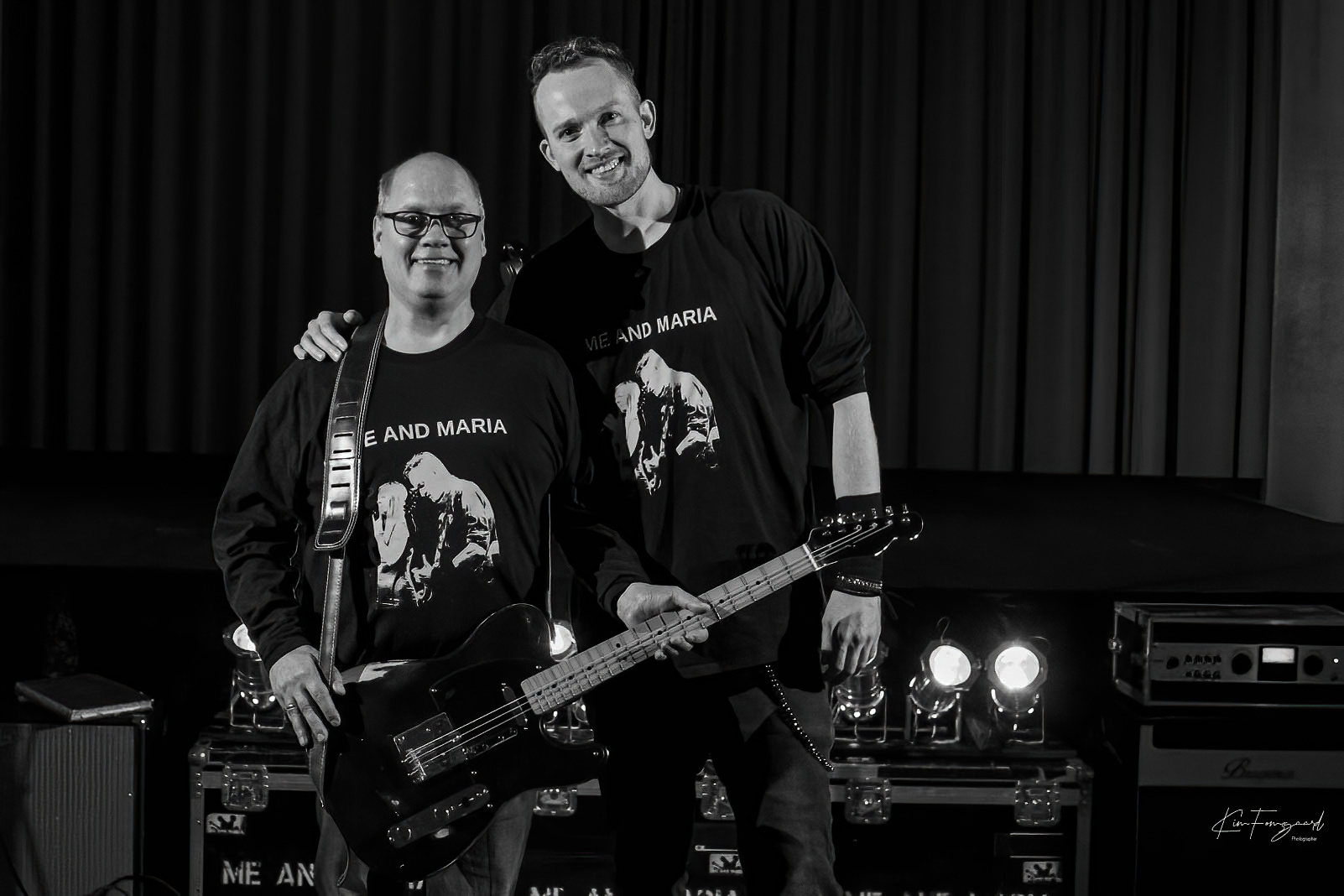 Billede 1789 er sammen med en af vores fans: Kenneth. Han har fulgt skiftet til guitar meget på facebook... så han fik et billede hvor han holdt den til en af koncerterne!