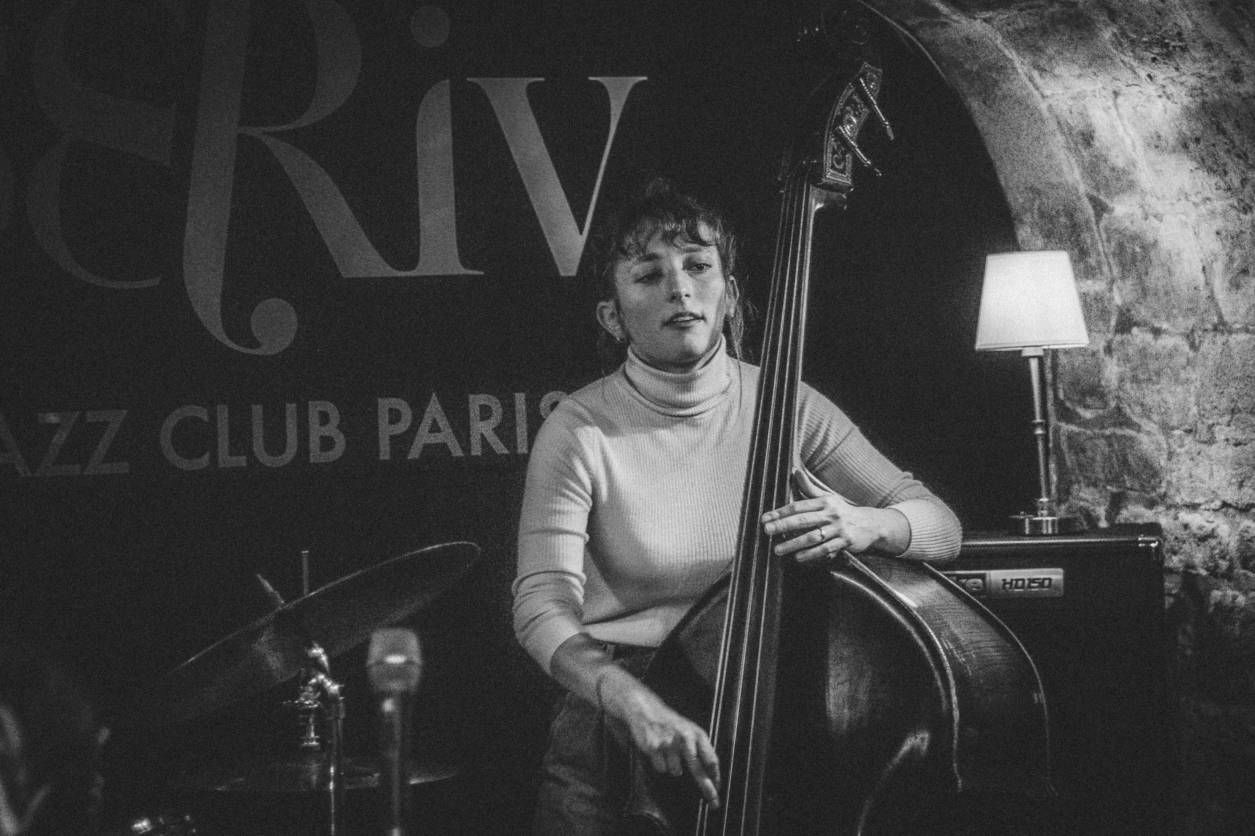 Kontrabassist Solène Cairoli er en del af det parisiske jazzmiljø, hvor støtteordninger som intermittent-systemet er med til at skabe stabile rammer for musikernes arbejdsliv. Foto: Paris Jazz Photo