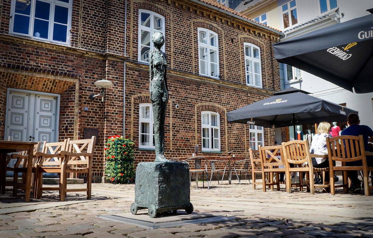 Her ses Alberto Giacomettis skulptur Kvinde på kærre, der blev opstillet i Holstebro i 1966 som tegn på kulturrevolutionen i byen. Foto: Holstebro Kommune.