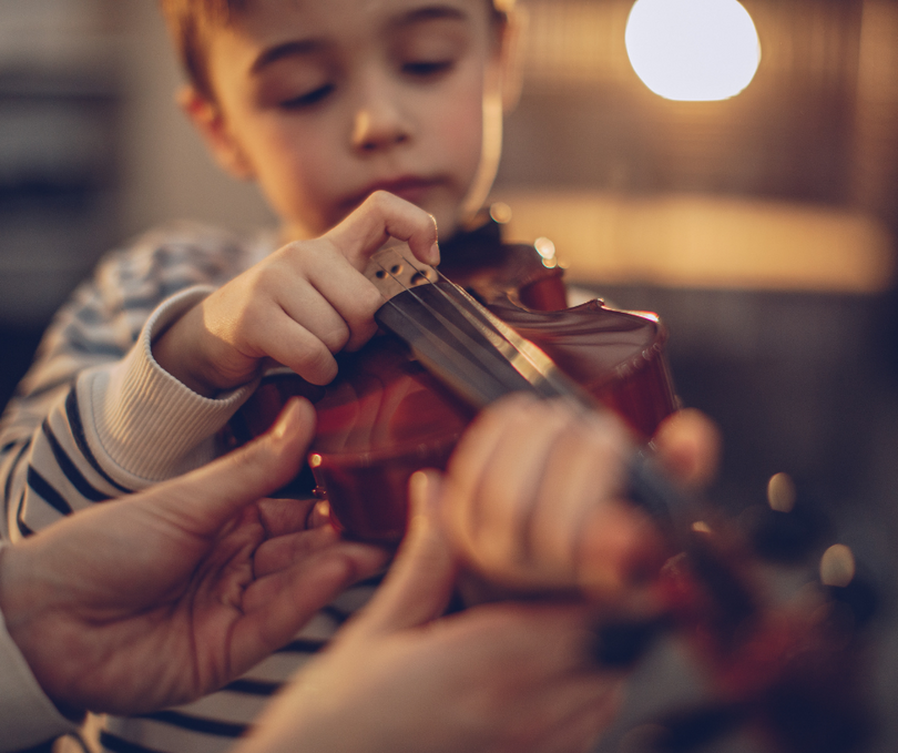 Dreng lærer at spille violin