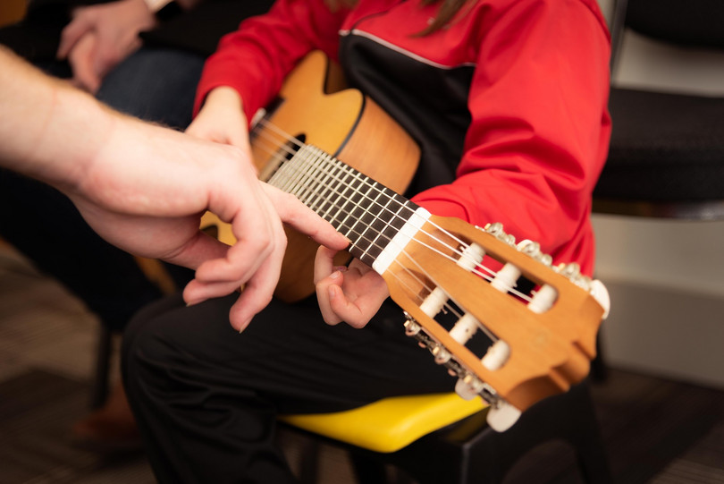Barn får guitarundervisning 